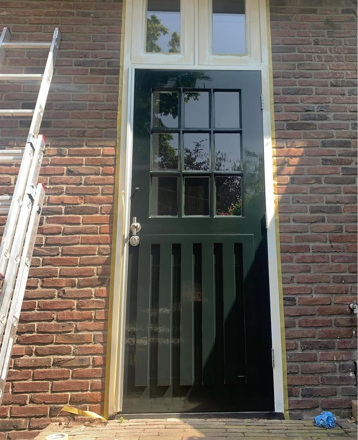 Hoogglans geschilderde groene voordeur met glasroeden